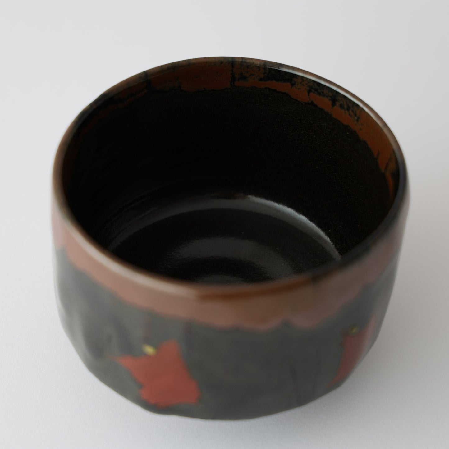 黒釉面取赤絵茶碗