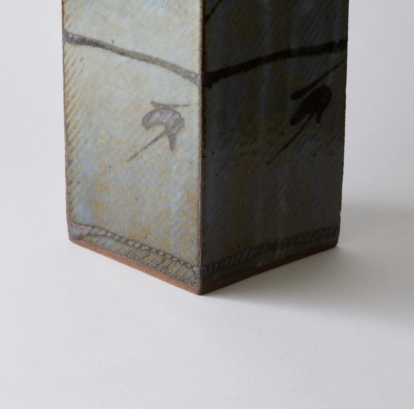 地釉象嵌縄文方壺