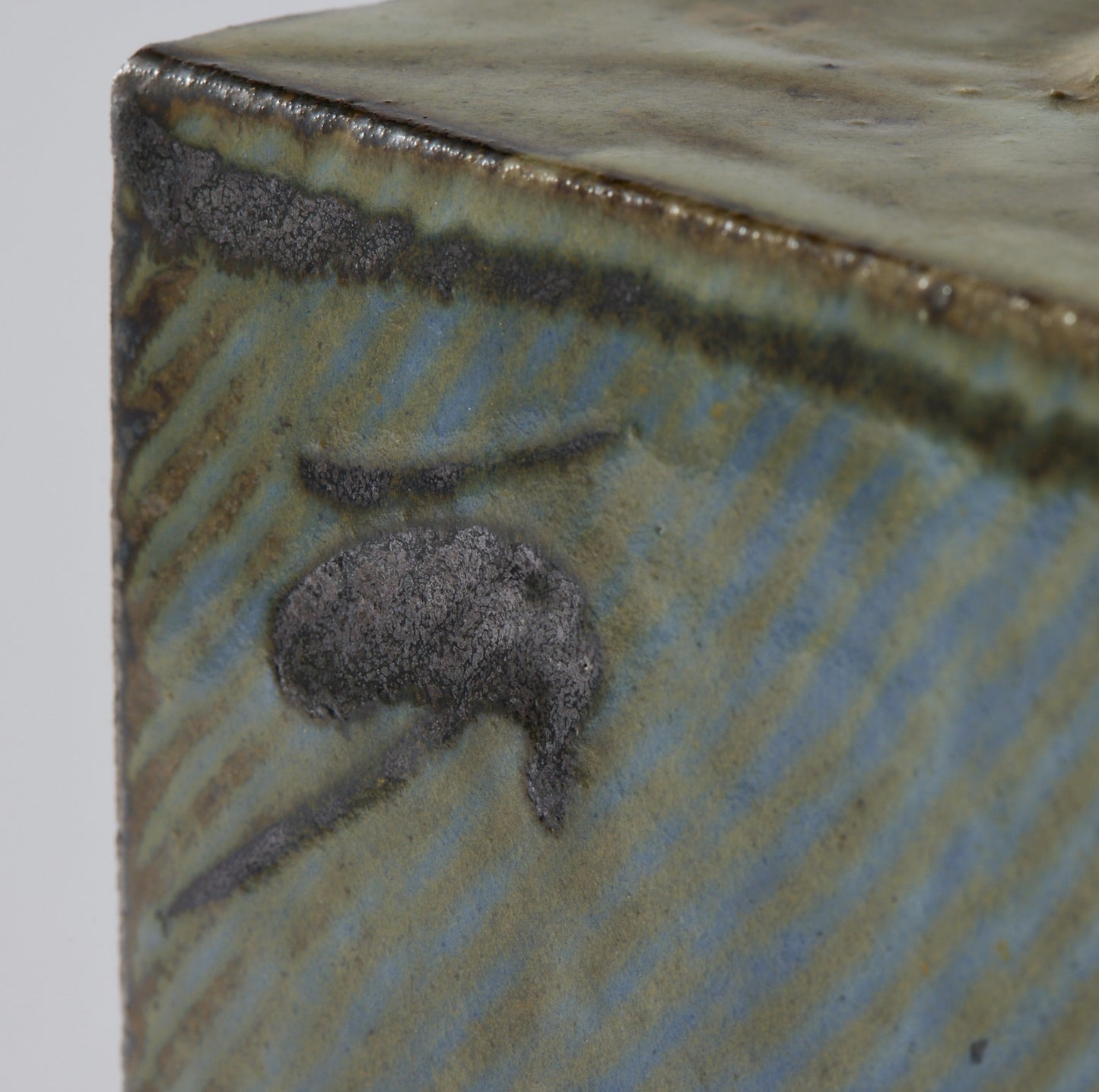 地釉象嵌縄文方壺