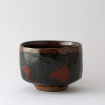 黒釉面取赤絵茶碗