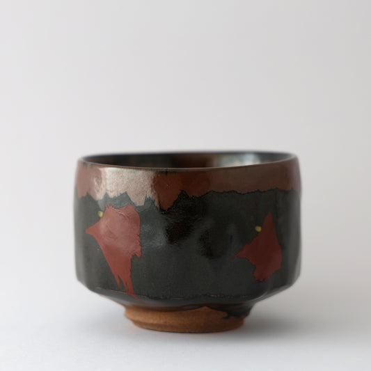 黒釉面取赤絵茶碗