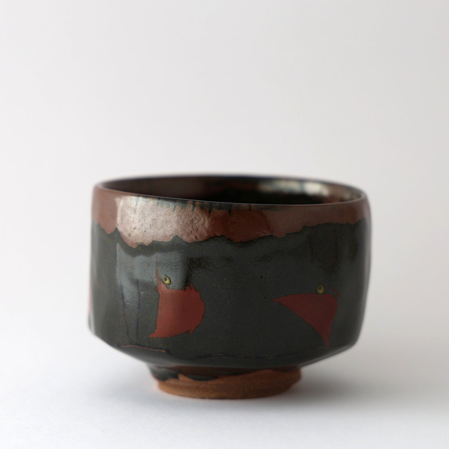 黒釉面取赤絵茶碗